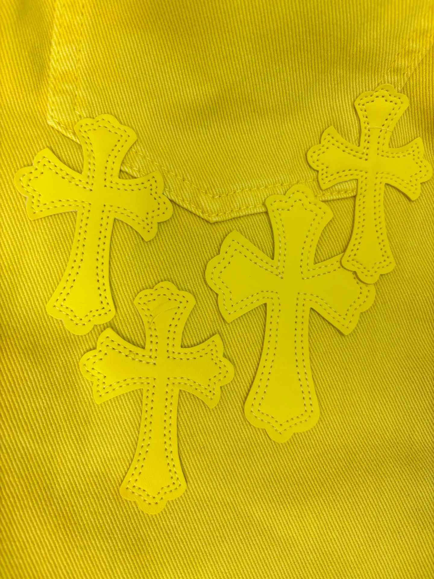 P280 model number: DC 55# Chrome hearts CH Fan Chengcheng's same New York limited large leather label dopamine yellow jeans Special Italian cowhide printed and cut Customized sheepskin three-layer thick line leather The whole body is spliced in heavy water washing process Craftsmen hand-splashed ink You can see the details Three-dimensional cutting version Loose and comfortable without being too picky about the figure Makes you taller and thinner Factory Seiko Original factory quality control Same style for men and women Can be matched with couples Versatile recommendation Essential jeans for all seasons Color: lemon yellow Size: s m l xl (Picture 9️⃣Size chart)